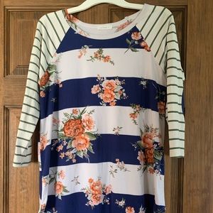 Size Large super cute floral shirt.